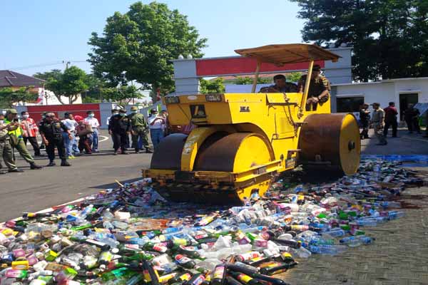 Wali Kota Jogja, Haryadi Suyuti dan Kepala Kejaksaan Negeri Jogja, Anwarudin Sulistiyono memimpin pemusnahan narkoba, minuman keras dan obat-obat ilegal di taman parkir GOR Amongrogo. (Ujang Hasanudin/JIBI/Harian Jogja)