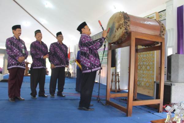 Wakil Bupati Kulonprogo, Sutedjo melakukan pemukulan bedug sebagai tanda pembukaan MTQ tingkat kabupaten di aula SMK Negeri 2 Pengasih pada Sabtu (5/3/2016). (Sekar Langit Nariswari /JIBI/Harian Jogja)