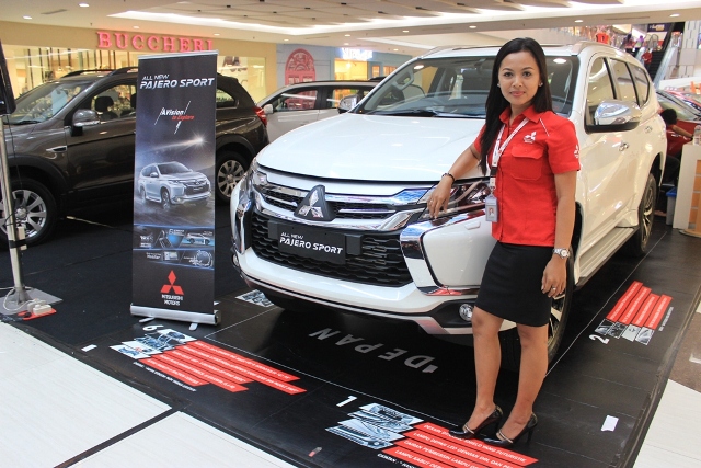 Karyawati berfoto di samping Mitsubishi All New Pajero Sport di atrium Hartono Mall Solo Baru, Jumat (4/3/2016). (Shoqib Angriawan/JIBI/Solopos)