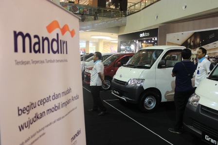 Pelanggan mengunjungi pameran otomotif Solo Auto Fiesta yang digelar di atrium Solo Paragon Lifestyle Mall, Selasa (29/3/2016). (Shoqib Angriawan/JIBI/Solopos)