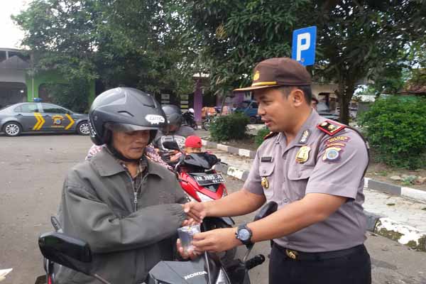 Polisi membagikan hadiah gelas bagi pengendara sepeda motor yang tertib lalu lintas pada razia yang digelar Polsek Bantul, Jumat (18/3/2016). (JIBI/Harian Jogja/Bhekti Suryani)