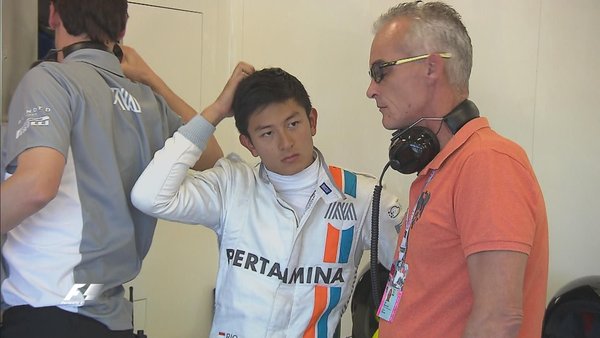 Rio Haryanto sesaat setelah masuk pit dan dinyatakan tak bisa melanjutkan balapan di GP Australia. (Istimewa/@F1)