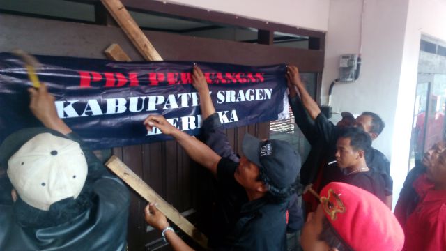 Sejumlah orang dari PAC PDIP Sragen menggeruduk dan menyegel kantor DPC Sragen, Senin (21/3/2016). (Moh.Khodiq Duhri/JIBI/Solopos)