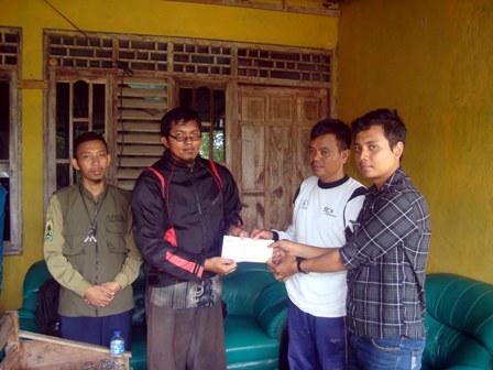 Didit Dwi Istanto, 21, (kanan) bersama pakdenya, Tugiman, 46, menerima santunan dari tim Lazismu Sragen saat bersilaturahmi ke Dukuh Tegalrejo RT 023, Desa Kadipiro, Kecamatan Sambirejo, Sragen, Kamis (31/3/2016). (Tri Rahayu/JIBI/Solopos)