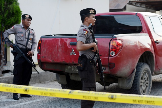 Anggota kepolisian bersenjata berjaga di depan Ruang Forensik setelah ambulans membawa dua jenazah terduga teroris yang ditembak mati di Rumah Sakit Bhayangkara Palu, Sulawesi Tengah, Selasa (15/3/2016) lalu. Keduanya diduga anggota komplotan Santoso dan tewas tertembak mati setelah kontak senjata dengan aparat gabungan TNI-Polri di Pegunungan Talabosa, Lore Utara, Poso. (JIBI/Solopos/Antara/Basri Marzuki)
