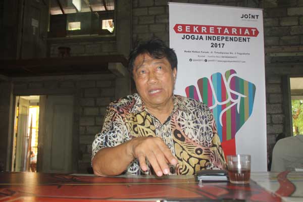 Mantan Direktur Utama Perum Perhutani, Transtoto Handadhari saat menyerahkan formulir pendaftaran kesiapan jadi calon walikota Jogja di Sekretariat JOINT, Senin (28/3/2016). (Ujang Hasanudin/JIBI/Harian Jogja)