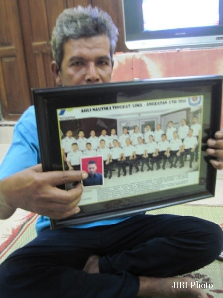Sutomo, 48, warga Dukuh Miliran, RT 001/RW 003, Desa Mendak, Delanggu menunjukkan foto putranya, Bayu Oktavianto, 22, yang menjadi salah satu awak kapal yang disandera kelompok Abu Sayyaf. Foto diambil Selasa (29/3/2016). (Taufiq Sidik Prakoso/JIBI/Solopos)
