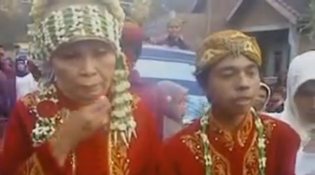 Nenek 65 tahun menikah dengan ABG 16 tahun. (Istimewa/Youtube)