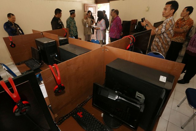 Anggota komisi IV DPRD Solo meninjau perlengkapan sarana untuk Ujian Nasional (UN) Computer Based Test (CBT) saat menggelar inspeksi mendadak (sidak) di SMA Negeri 8 Solo, Jumat (1/4/2016). Menurut hasil sidak anggota komisi IV DPRD Solo di tujuh SMA yang akan menggelar UN CBT tahun 2016 sudah memenuhi syarat, kelengkapan sarana serta perangkat pendukung. (Ivanovich Aldino/JIBI/Solopos)