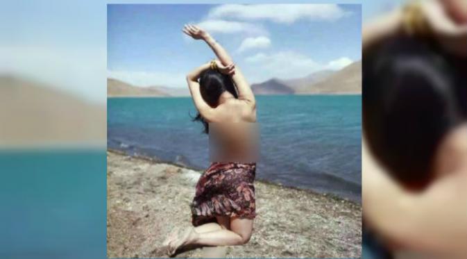 Foto kontroversial model di Tibet. (Istimewa/Weibo)