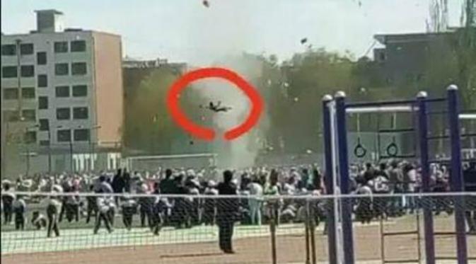 Seorang bocah melayang saat diterjang tornado. (Istimewa)
