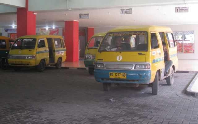 Angkot di Pasar Ir. Soekarno menunggu penumpang. (Trianto Hery Suryono/JIBI/Solopos)