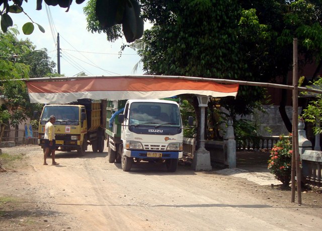 Portal terpasang di jalan masuk kampung sehingga truk pengangkut galian C untuk proyek tol terhenti. (Tri Rahayu/JIBI/Solopos)