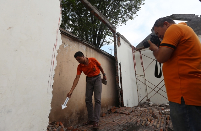 Tim Inafis Polresta Solo menggelar olah Tempat Kejadian Perkara (TKP) kecelakaan kerja proyek pembangunan gedung di kompleks Kantor DPRD Solo, Selasa (5/4/2016). Kecelakaan tersebut mengakibatkan satu pekerja warga Kampung Lorok, Tawangsari, Sukoharjo, Dwi Purwoko, 30, meninggal dunia karena luka serius dibagian kepala akibat tertimpa tembok bangunan gedung yang roboh. (Ivanovich Aldino/JIBI/Solopos)