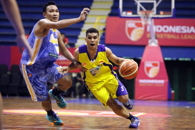 Pemain Satya Wacana, Rionny Rahangmetan (kanan), berusaha mengamankan bola dari lawan saat menghadapi Bimasakti Nikko Steel, di GOR C-Tra Arena, Bandung, Rabu (6/4/2016) sore.(Iblindonesia.com)