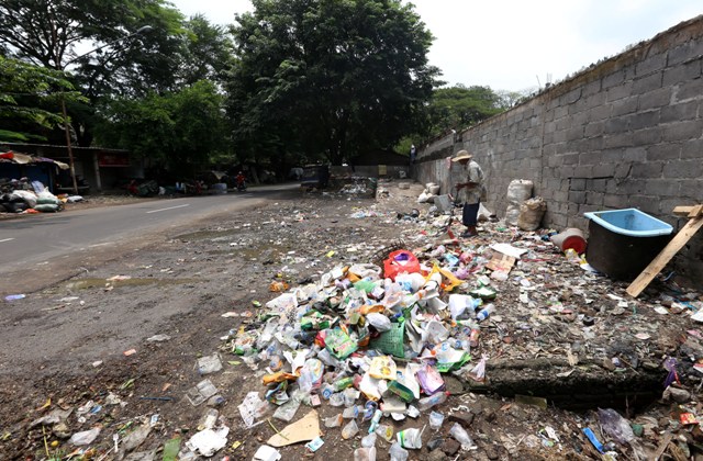 Petugas kebersihan memilah sampah plastik di Tempat Pembuangan Sementara (TPS) Jurug, Jebres, Solo, Rabu (6/4/2016). Pemkot Solo akan menutup TPS Jurug pada tahun ini untuk pelaksanaan program penataan lingkungan. (Ivanovich Aldino/JIBI/Solopos)