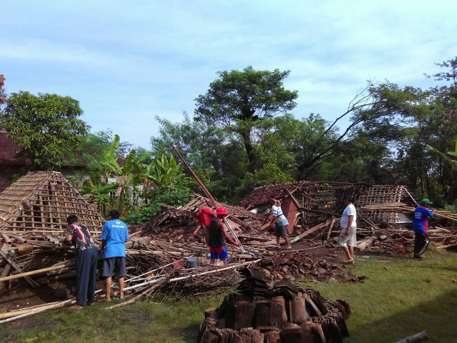 Warga Dusun Jati Tengah RT 001/RW 005, Desa Grajegan, Kecamatan Tawangsari, Kabupaten Sukoharjo bersama anggota TNI bekerja bakti membersihkan puing-puing rumah roboh milik Ngadimin dan Ngatiyem, Kamis (7/4/2016). (Trianto Hery Suryono/JIBI/Solopos)