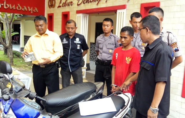 Kasatreskrim Polres Karanganyar, AKP Rohmat Ashari, (kiri), didampingi
Kasubbag Humas Polres Karanganyar, AKP Rochmat, (kanan), menunjukkan
pelaku dan barang bukti kasus pencurian di Taman Pancasila, Kamis (6/4/2016). (Sri Sumi Handayani/JIBI/Solopos)