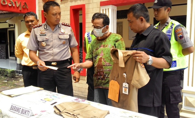 Kapolres Karanganyar, AKBP Mahedi Surindra, (dua dari kiri),
didampingi Kasat Reskrim Polres Karanganyar, AKP Rohmat Ashari,
(kiri), dan Kasubbag Humas Polres Karanganyar, AKP Rochmat, (memegang
baju), saat melakukan jumpa pers kasus penipuan di Mapolres
Karanganyar, Kamis (7/4/2016). (Sri Sumi Handayani/JIBI/Solopos)