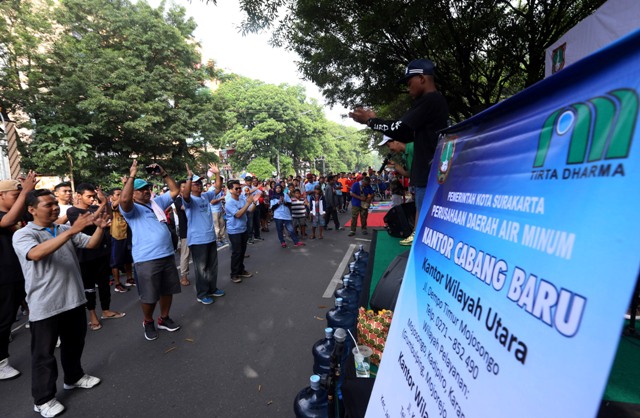 Pengunjung car free day (CFD) berjoget bersama saat acara sosialisasi program PDAM Solo di Jl. Slamet Riyadi, Solo, Minggu (10/4/2016). Acara bertema Guyub Rukun, Gotong Royong menuju Mantap Pelayanan tersebut menyosialisasikan program kerja Layanan Lumpur Tinja Terjadwal (L2T2) serta Pola Hidup Bersih dan Sehat (PHBS) kepada masyarakat. (Ivanovich Aldino/JIBI/Solopos)