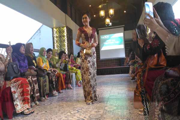 Salah satu anggota Lions Club Yogyakarta Manggala Mataram menampilkan kebaya rancangan Isyanto dalam peringatan Hari Kartini di The 1O1 Yogyakarta Tugu Hotel, Kamis (21/4/2016). (JIBI/Harian Jogja/Ist)