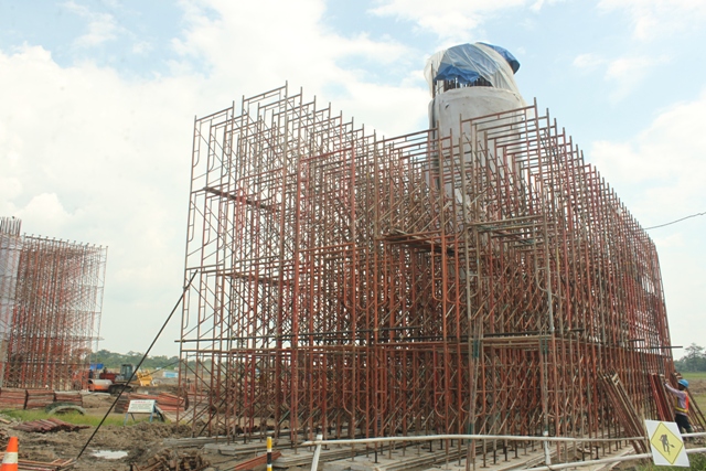 Seorang pekerja sedang beraktivitas di proyek Kartasura Junction yang merupakan pertemuan dua ruas tol yaitu Semarang-Solo dan Solo-Kertosono (Soker). Proyek tersebut terkendala tiga bidang lahan yang belum bebas. (Hijriyah Al Wakhidah/JIBI/Solopos)