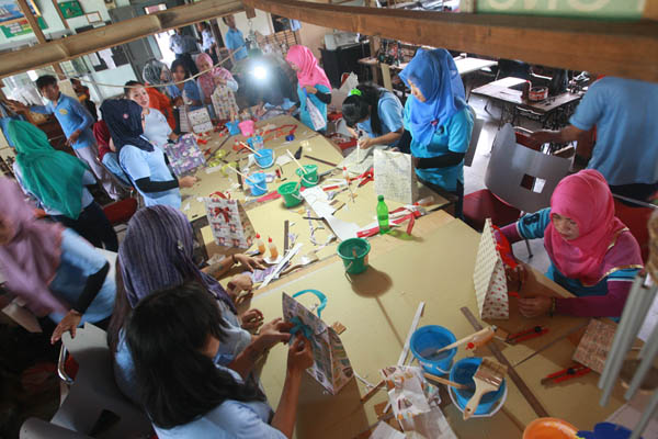 HarianJogja/Gigih M. Hanafi
Warga binaan Lapas II A Wirogunan Jogja berlatih membuat berbagai suvenir atau cindera mata di komplek lapas II A Wirogunan, Jogja, Selasa (12/4). Kegiatan yang diprakarsai oleh Margaria Grup tersebut diharapkan saat keluar dari lapas dapat bermanfaat. Hasil karya warga binaan Lapas Wirogunan yang diberi nama "Mbah Wiro".