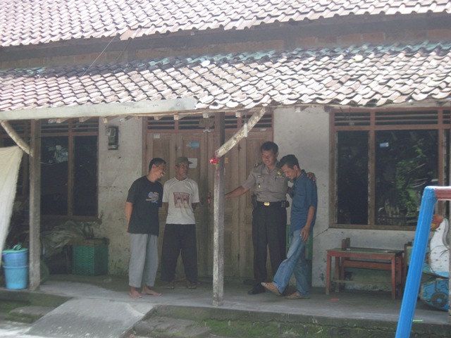 Aparat kepolisian berbincang dengan pengurus Pimpinan Daerah Muhammadiyah Klaten serta keluarga almarhum Siyono, Selasa (12/4/2016). (Taufiq Sidik Prakoso/JIBI/Solopos/dok)