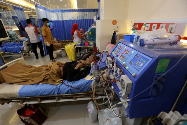 Pasien menjalani perawatan cuci darah di Klinik Hemodialisis, PMI Solo, Rabu (13/4/2016). PMI Solo berencana menambah lima perangkat alat cuci darah untuk meningkatkan pelayanan karena banyaknya kebutuhan masyarakat. (Ivanovich Aldino/JIBI/Solopos)