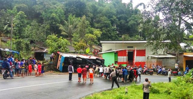 Sejumlah warga membantu membalikkan bus yang terguling ke parit saat
melintas di tikungan di Jalan Raya Tawangmangu-Solo tepatnya di Desa
Karangpandan, Kecamatan Karangpandan, Rabu (13/4/2016). (JIBI/Solopos/Istimewa/Sukarelawan Karangpandan)