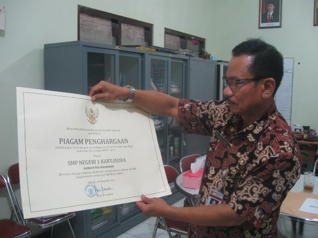 Kepala Bidang SMP/SMA/SMK Dinas Pendidikan Sukoharjo, Dwi Atmojo Heri menunjukkan piagam penghargaan dari Menteri Pendidikan dan Kebudayaan, Anies Baswedan ke salah satu penyelenggara UN berintegritas tinggi, Rabu (13/4/2016). (Trianto Hery Suryono/JIBI/Solopos)