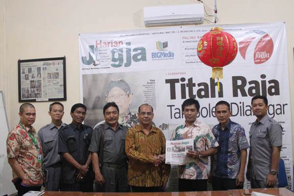 Wakil Pemimpin Perusahaan Harian Jogja, Lahyanto Nadie dan Pemimpin Redaksi Harian Jogja, Anton Wahyu Prihartono menerima rombongan dari BPS DIY saat berkunjung ke Griya Harian Jogja. (JIBI/Harian Jogja/Mediani Dyah Natalia)