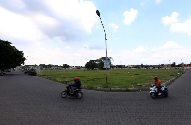 Suasana kawasan Benda Cagar Budaya (BCB) di Alun-alun Selatan Keraton Kasunanan Surakarta Hadiningrat, Senin (18/4/2016). Anggota DPRD Solo mengusulkan Alun-alun Selatan menjadi lokasi untuk menampung pedagang kaki lima (PKL) Sunday Market yang akan direlokasi dari kompleks Stadion Manahan. (Ivanovich Aldino/JIBI/Solopos)