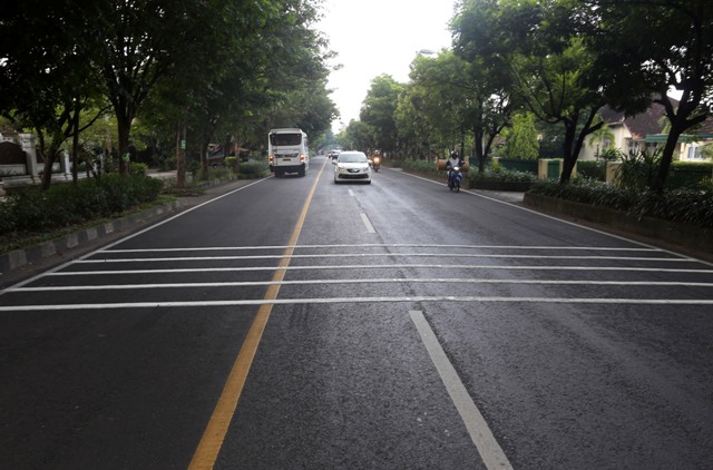 Pengendara bermotor melintasi markah kejut yang terpasang di Jl. Radjiman, Solo, Senin (18/4/2016). Pemasangan markah kejut tersebut bertujuan agar pengendara bermotor lebih waspada dan mengurangi kecepatan untuk menghindari kecelakaan lalu lintas. (Ivanovich Aldino/JIBI/Solopos)