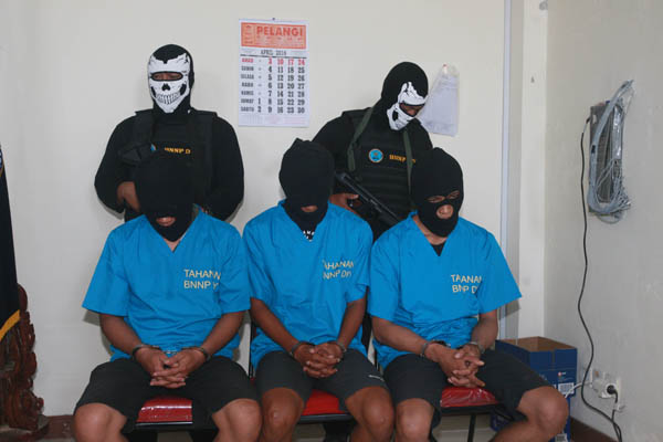 HarianJogja/Gigih M. Hanafi
Tiga tersangka dengan inisial TA, RGS dan DP dikawal ketat petugas BNNP DIY saat gelar pengungkapan kasus narkotika sabu berat 1,014 kg di kantor Badan Narkotika Nasional Provinsi (BNNP) DI Yogyakarta, Jumat (18/04/2016). Tim BNNP DIY berhasil menggagalkan penyalahgunaan dan peredaran gelap narkoba yang diduga jaringan jaringan asal Taiwan yang hendak diedarkan di Jogja melalui jalur darat.