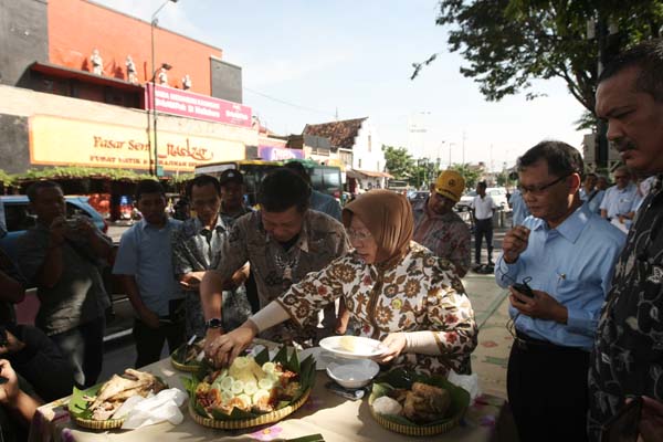 JIBI/Harian Jogja/Desi Suryanto
Walikota Yogyakarta, Haryadi Suyuti bersama Kepala Dinas Pekerjaan Umum, Perumahan, Energi, dan Sumber Daya Mineral DIY, Rani Sjamsinarsi memotong tumpeng sebagai penanda dimulainya revitalisasi pedestrian di Malioboro, Yogyakarta, Selasa (19/04/2016). Program refitalisasi bekas lahan parkir sepeda motor ini akan dimuali dengan pembongkaran lantai, penanaman pohon dan pemasangan street furniture di kawasan pedestrian tersebut.