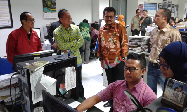 Gubernur Sulsel Syahrul Yasin Limpo (tengah) mengunjungi redaksi Solopos, Jumat (8/4/2016). (Irawan Sapto Adhi/JIBI/Solopos)