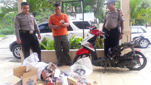 Aparat Polsek Mojosongo, Boyolali, menunjukkan barang bukti dari kasus curat (pencurian dengan pemberatan) yang terjadi di kios Pasar Ngangruk, Desa Tambak, Kecamatan Mojosongo, Boyolali, Senin (11/4/2016) dini hari. (Hijriyah Al Wakhidah/JIBI/Solopos)