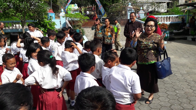 Perwakilan TP PKK Pusat, Subekti, memberikan motivasi kepada siswa SDN 02 Jombong, Kecamatan Cepogo, Boyolali dan menyosialisasikan perilaku hidup bersih dan sehat (PHBS), di sela-sela penilaian Lomba Kesatuan Gerak PKK, Kependudukan, Keluarga Berencana, dan Pemberdayaan Keluarga (KKBPK) Kesehatan,
Selasa (12/4/2016). (Hijriyah Al Wakhidah/JIBI/Solopos)