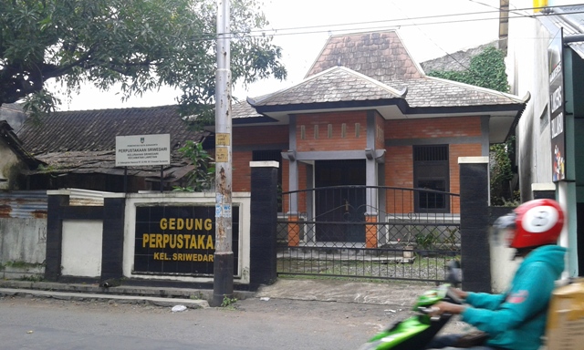 Pengendara melintas di depan Perpustakaan Kampung di Kelurahan Sriwedari, Laweyan, Solo, Selasa (12/4/2016). Perpustakaan di tepi Jl. Kebangkitan Nasional tersebut sepi pengunjung. (Irawan Sapto Adhi/JIBI/Solopos)