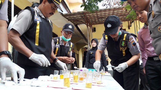 Tim Dokpol Polres Boyolali memeriksa urine anggota Polres Boyolali saat tes urine di Mapolres Boyolali, Rabu (13/4/2016). (Hijriyah Al Wakhidah/JIBI/Solopos)