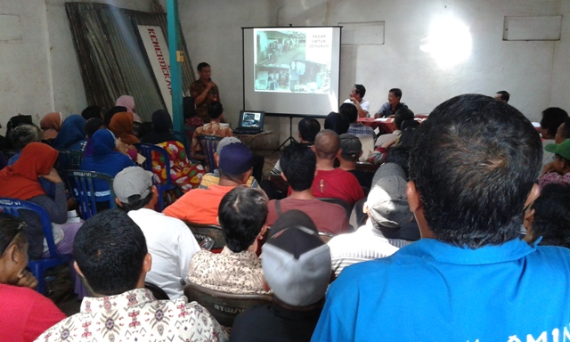 Pedagang Pasar Besi mendengarkan penjelasan Kepala DPP Solo, Subagiyo, dalam acara sosialisasi penataan Pasar Besi di Gedung Pertemuan Pasar Besi, Kelurahan Semanggi, Pasar Kliwon, Solo, Rabu (13/4/2016). Sosialisasi yang diikuti ratusan pedagang tersebut membahas permasalahan dan solusi untuk penataan Pasar Besi. (Irawan Sapto Adhi/JIBI/Solopos)