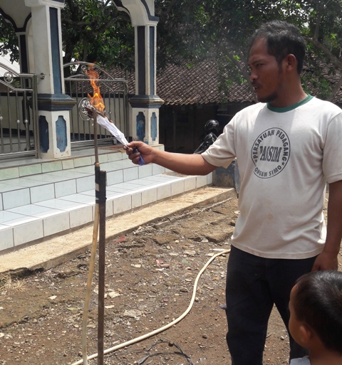 Warga mencoba menyalakan api di dekat sumur gas di Sambi, Boyolali, (Hijriyah Al Wakhidah/JIBI/Solopos)