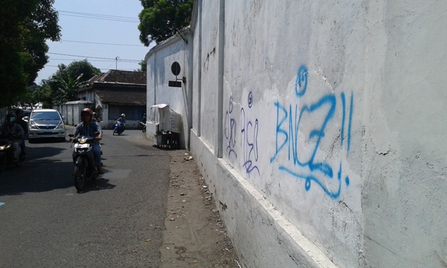 Aksi vandalisme di tembok Keraton Kasunanan Surakarta, Senin (25/4/2016). (Irawan Sapto Adhi/JIBI/Solopos/dok)