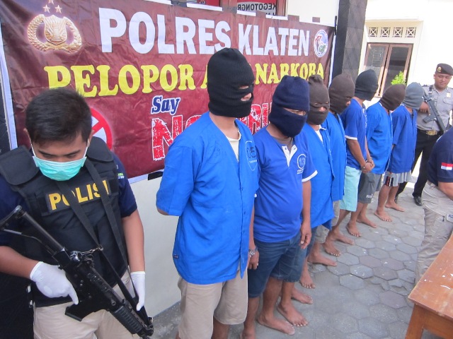 Anggota Polres Klaten mengawal sejumlah tersangka narkoba di Mapolres Klaten, Rabu (20/4/2016). Dalam satu bulan terakhir, jajaran Satnarkoba Polres Klaten meringkus belasan tersangka narkoba. Hal itu termasuk pengedar sabu-sabu jaringan Nusakambangan. (Ponco Suseno/JIBI/Solopos)