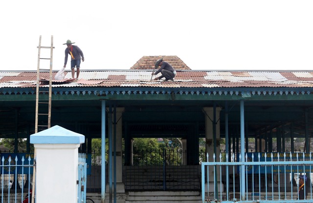 Abdi dalem keraton menyelesaikan mengganti seng untuk atap di Sitihinggil Kidul Keraton Kasunanan Surakarta Hadiningrat, Kamis (21/4/16). Penggantian seng tersebut untuk revitalisasi atap Sitihinggil Kidul sebagai upaya pelestarian kawasan Benda Cagar Budaya (BCB). (Ivanovich Aldino/JIBI/Solopos)