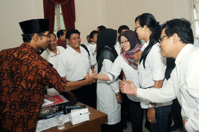 Para pendamping desa yang tergabung dalam Barisan Nasional Pendamping Desa (BNPD) bersalaman dengan Wakil Bupati Boyolali, M.Said Hidayat, setelah audiensi, Kamis (21/4/2016). (Hijriyah Al Wakhidah/JIBI/Solopos)