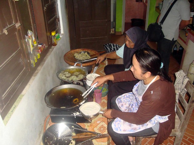 Nanik Sukoco, 38, bersama ibunya, Sukarsih, 56, menggoreng pare menjadi keripik herbal di kediamannya, Dukuh Ledok RT 007/RW 003, Desa Mojorejo, Karangmalang, Sragen, Jumat (22/4/2016). (Tri Rahayu/JIBI/Solopos)