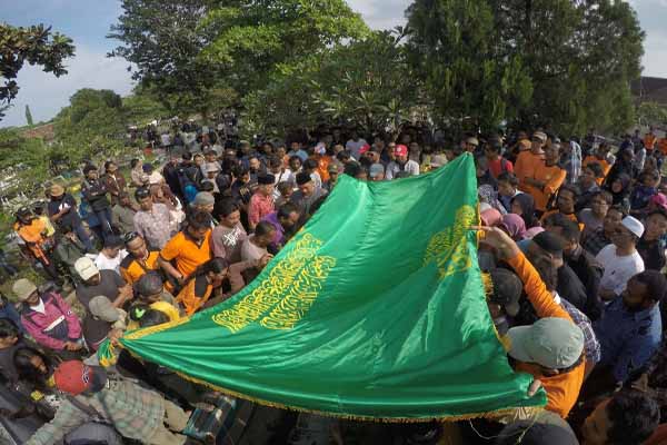 Prosesi pemakaman Bagus Yulianto, tokoh SAR DIY, pegiat penelusuran gua Acintyacunyata Speleological Club (ASC) Jogja, di Tempat Permakaman Umum Pakuncen, Wirobrajan, Sabtu (23/4/2016). (JIBI/Harian Jogja/dok. ASC)