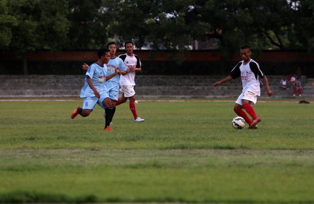 Pemain Persis Solo (putih), menggiring bola diadang pemain Hiyeging Warga Muda (HWM) saat berlaga pada pertandingan uji coba di Stadion Sriwedari, Solo, Senin (25/4). Pertandingan uji coba tersebut untuk latihan dan pemanasan sebelum berlaga di Indonesia Soccer Championship (ISC) yang akan dimulai Sabtu (30/4). (JIBI/Solopos/Ivanovich Aldino)
